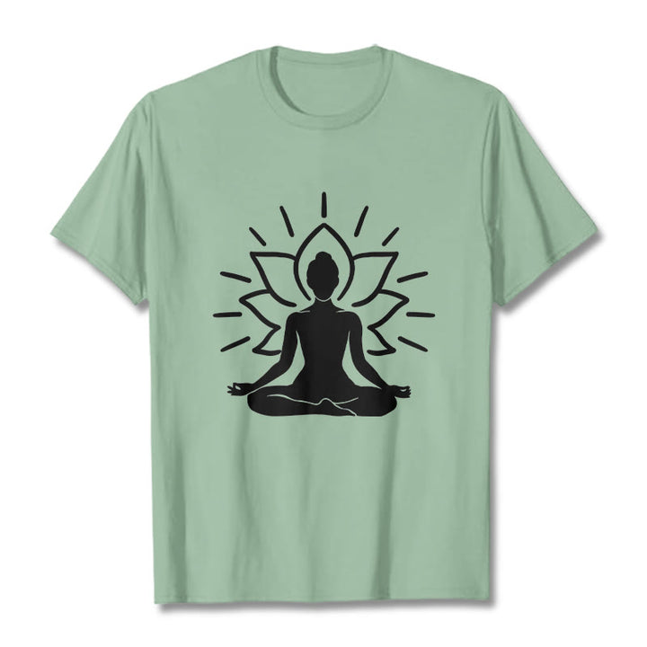 Camiseta informal con estampado de loto y figura meditativa de Buddha Stones - Verde pálido - 2XL - image 15
