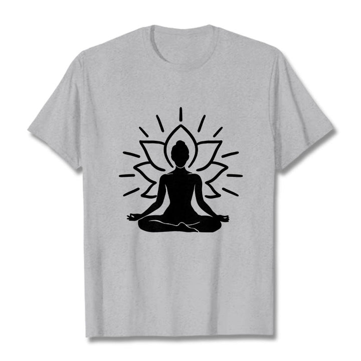 Camiseta informal con estampado de loto y figura meditativa de Buddha Stones - Gris claro - 2XL - image 20