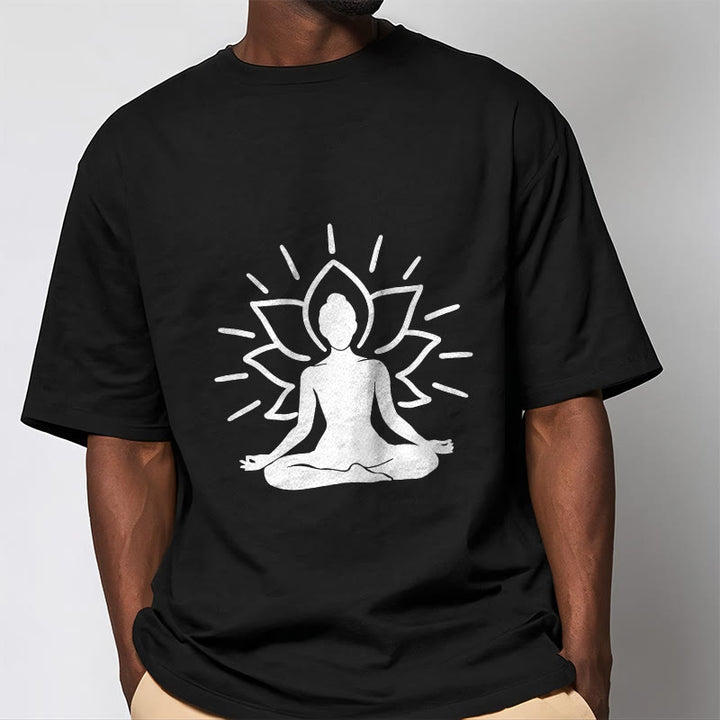 Camiseta informal con estampado de loto y figura meditativa de Buddha Stones - image 5