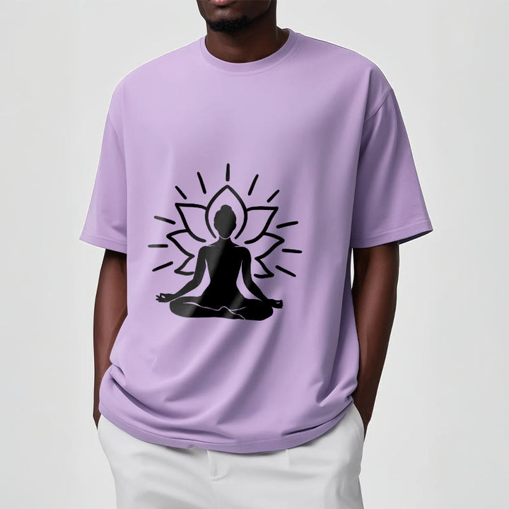 Camiseta informal con estampado de loto y figura meditativa de Buddha Stones - image 18