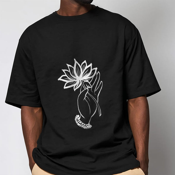 Camiseta de algodón con estampado de flor de loto y manos de Buddha Stones - image 2