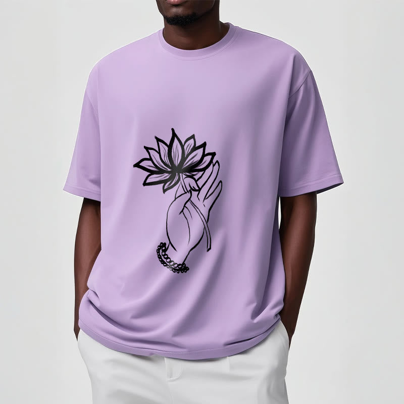 Camiseta de algodón con estampado de flor de loto y manos de Buddha Stones - image 18