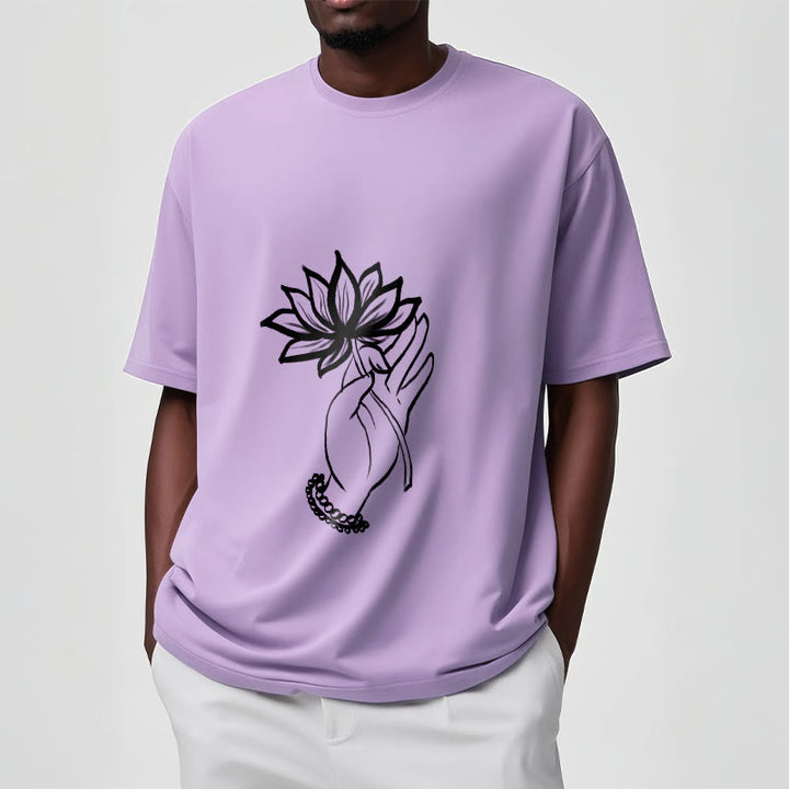 Camiseta de algodón con estampado de flor de loto y manos de Buddha Stones - image 18
