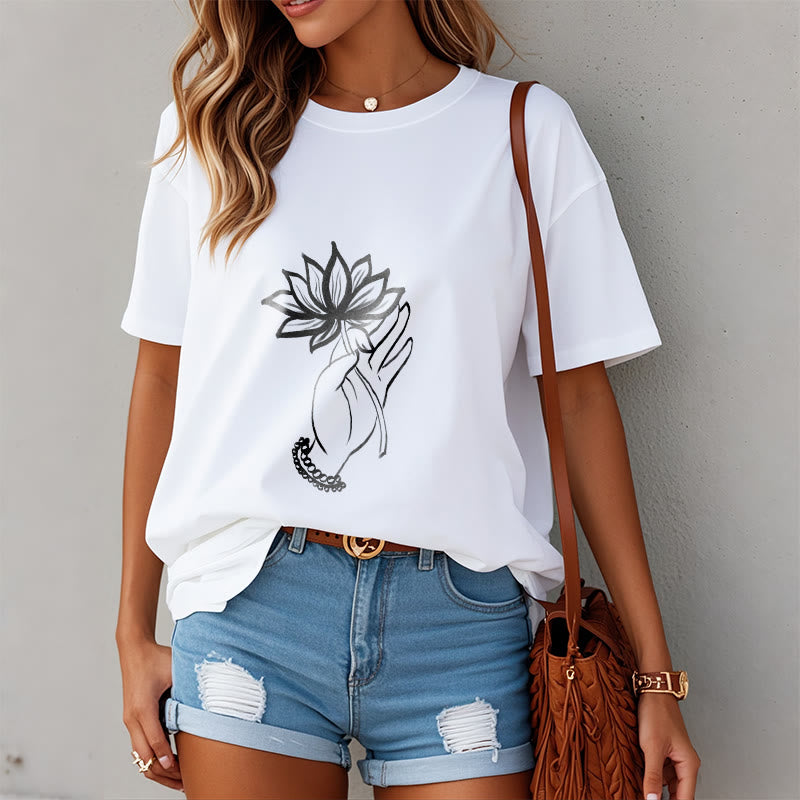 Camiseta de algodón con estampado de flor de loto y manos de Buddha Stones - image 8