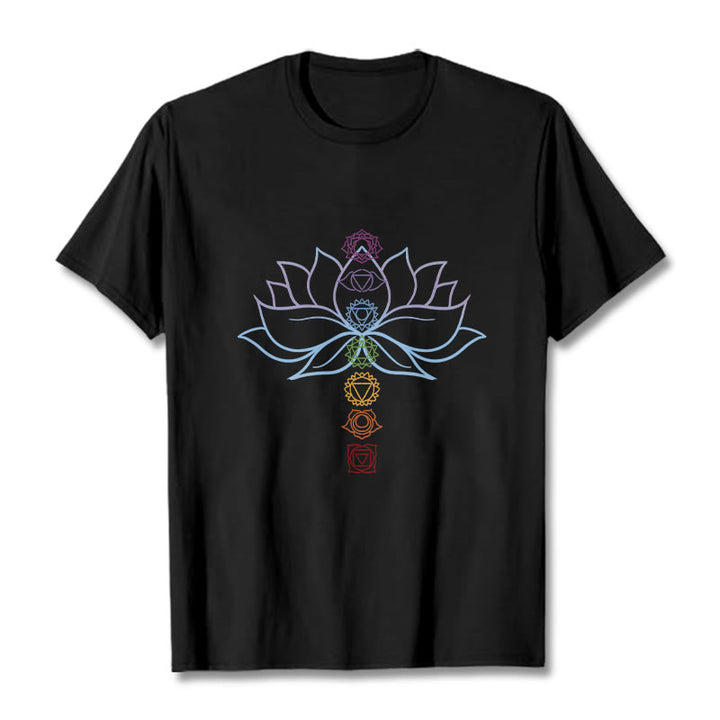 Camiseta de algodón con Buddha Stones, tonos pastel, flor de loto, símbolos de los chakras y meditación. - Negro - 2XL - image 5