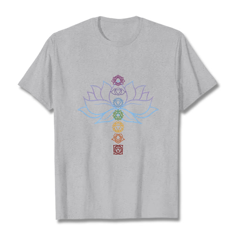Camiseta de algodón con Buddha Stones, tonos pastel, flor de loto, símbolos de los chakras y meditación. - Gris claro - 2XL - image 20