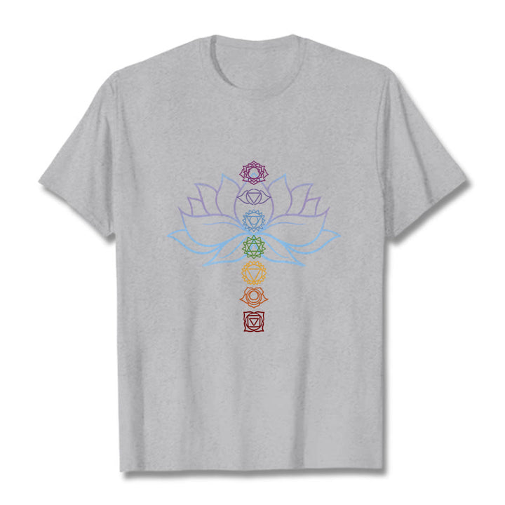 Camiseta de algodón con Buddha Stones, tonos pastel, flor de loto, símbolos de los chakras y meditación. - Gris claro - 2XL - image 20