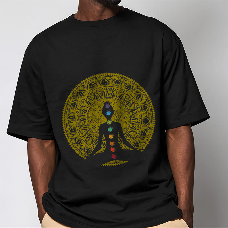 Camiseta de algodón con Buddha Stones, símbolos de chakras coloridos e informales, con estampado de figuras meditativas doradas - image 2