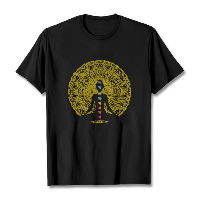 Camiseta de algodón con Buddha Stones, símbolos de chakras coloridos e informales, con estampado de figuras meditativas doradas - Negro - 2XL - image 1