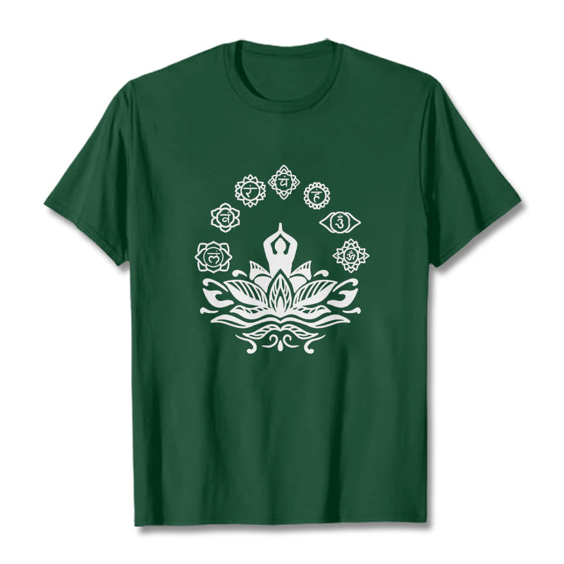 Camiseta de algodón con diseño de Buddha Stones meditando, flor de loto y siete chakras - Verde bosque - 2XL - image 1