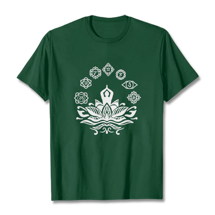 Camiseta de algodón con diseño de Buddha Stones meditando, flor de loto y siete chakras - Verde bosque - 2XL - image 1