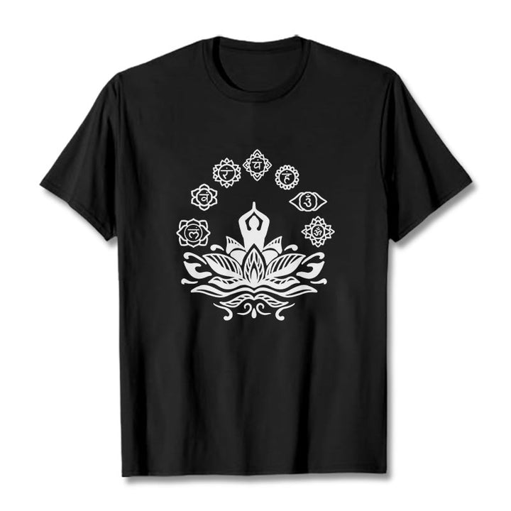Camiseta de algodón con diseño de Buddha Stones meditando, flor de loto y siete chakras - Negro - 2XL - image 4