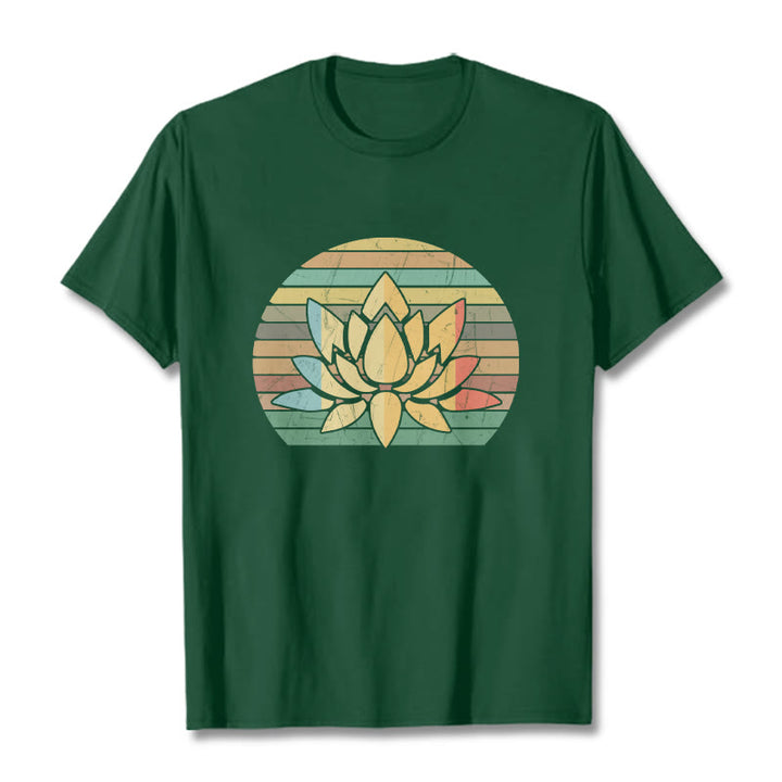 Camiseta de algodón con estampado de flor de loto y fondo a rayas retro informal con Buddha Stones - Verde bosque - 2XL - image 11
