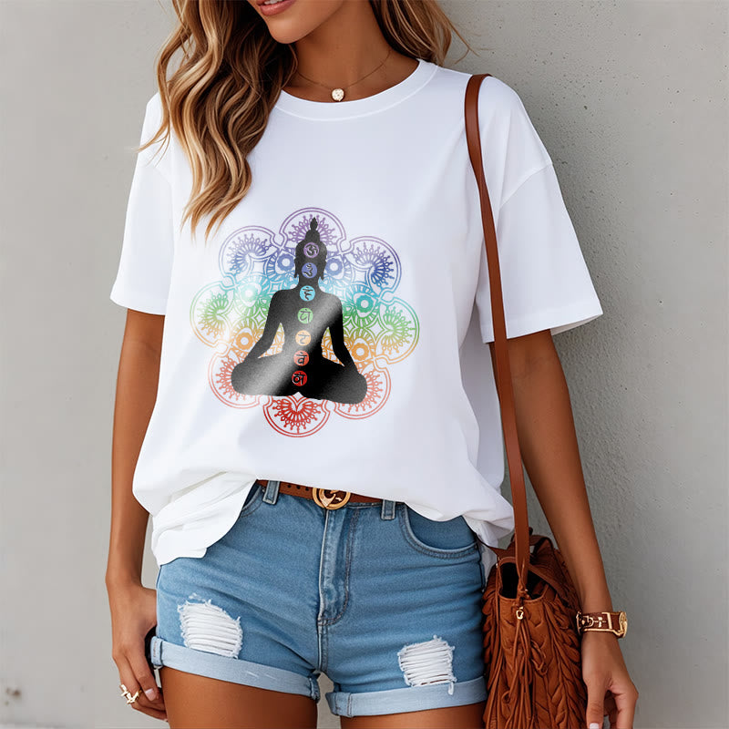 Camiseta de algodón con estampado de mandala colorido y figura meditativa de Buddha Stones - image 8
