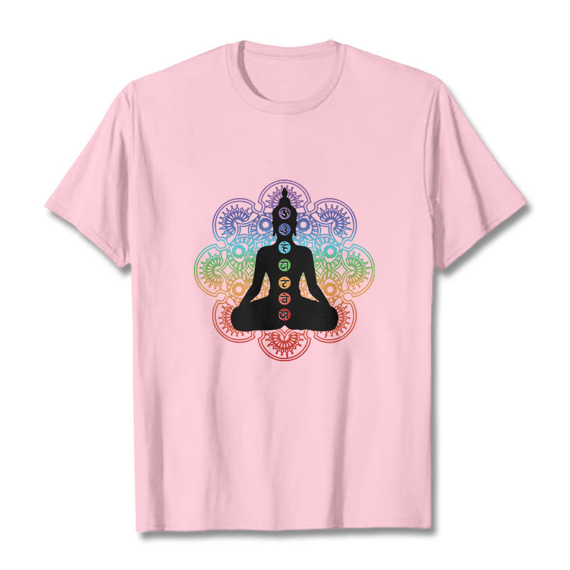 Camiseta de algodón con estampado de mandala colorido y figura meditativa de Buddha Stones - Rosa claro - 2XL - image 13