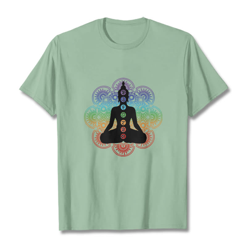 Camiseta de algodón con estampado de mandala colorido y figura meditativa de Buddha Stones - Verde pálido - 2XL - image 15