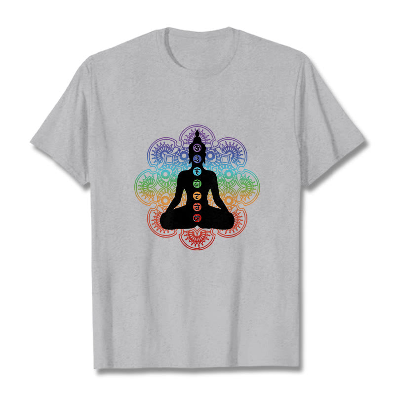 Camiseta de algodón con estampado de mandala colorido y figura meditativa de Buddha Stones - Gris claro - 2XL - image 20