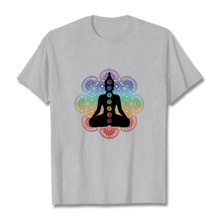 Camiseta de algodón con estampado de mandala colorido y figura meditativa de Buddha Stones - Gris claro - 2XL - image 20