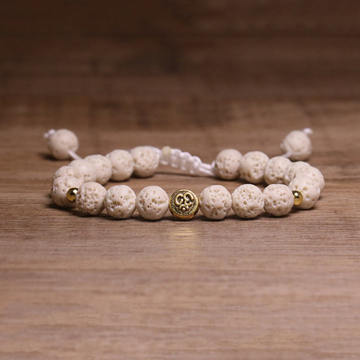 Pulsera de piedra de lava blanca con símbolo Om y Buddha Stones para la calma y la curación - Roca de lava blanca (circunferencia de la muñeca: 15-21 cm) - image 1