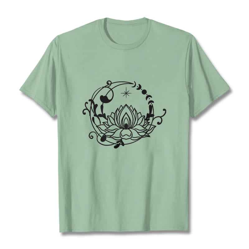 Camiseta de algodón con diseño simple de Buddha Stones, flor de loto, luna y enredaderas. - Verde pálido - 2XL - image 15
