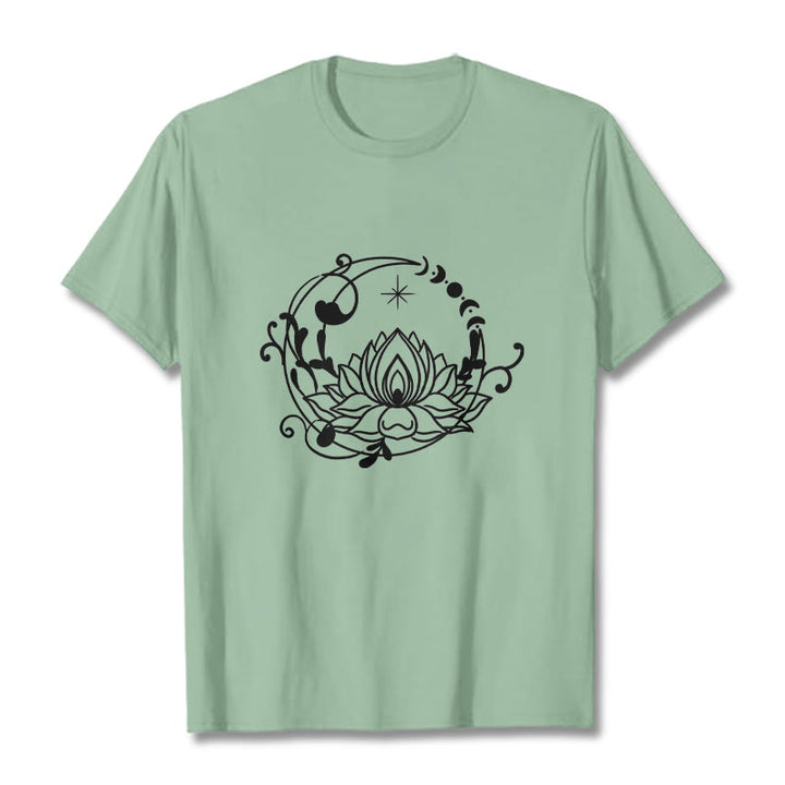 Camiseta de algodón con diseño simple de Buddha Stones, flor de loto, luna y enredaderas. - Verde pálido - 2XL - image 15