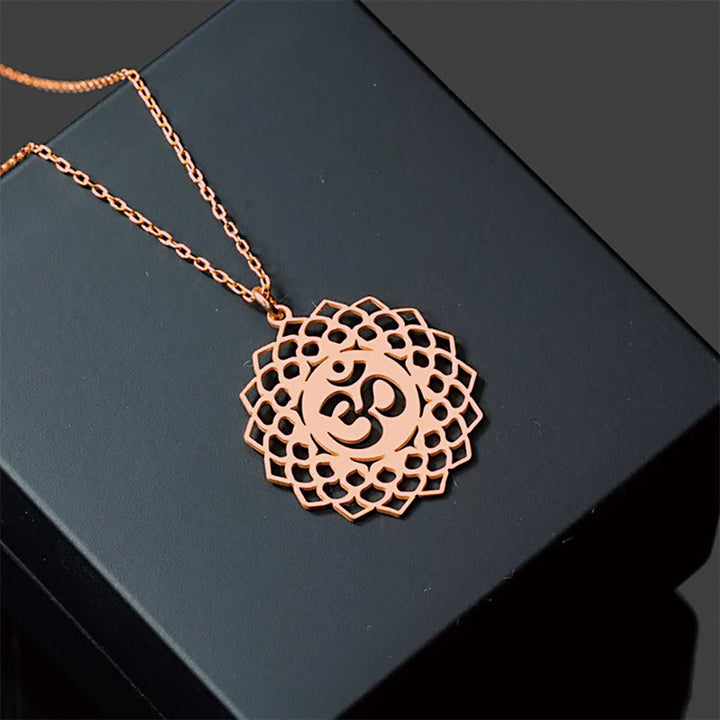 Collar con colgante de acero inoxidable con símbolo Om y diseño de loto hueco de Buddha Stones - Oro rosa - image 15