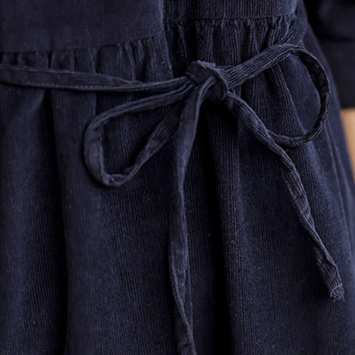 Vestido midi de pana de algodón, manga larga, cuello redondo, volantes y bolsillos con diseño de Buddha Stones y cordones - image 9