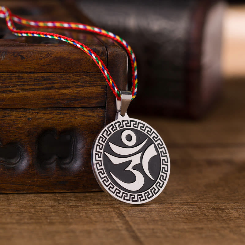 Collar con colgante de cuerda de color de acero de titanio con Buddha Stones Om Hum en sánscrito para la suerte - image 2