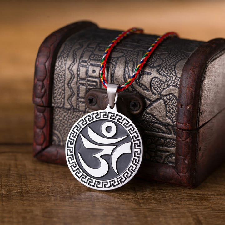 Collar con colgante de cuerda de color de acero de titanio con Buddha Stones Om Hum en sánscrito para la suerte - image 1