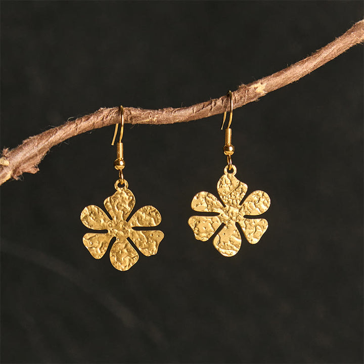 Pendientes elegantes de acero de titanio con marcas de martillo de equilibrio de Buddha Stones - Forma de flor dorada (postes de acero de titanio) - image 6