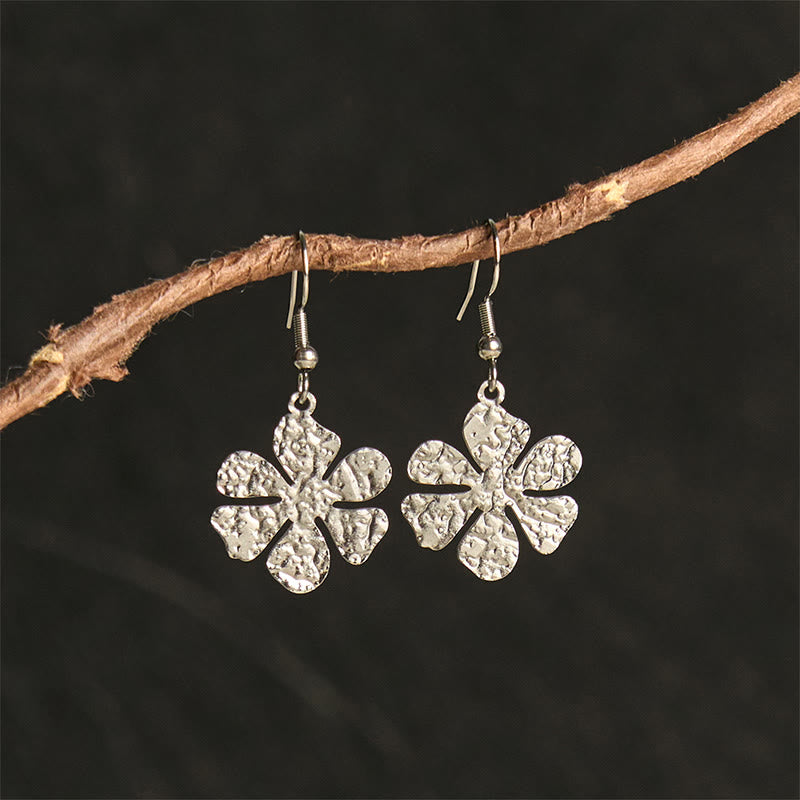 Pendientes elegantes de acero de titanio con marcas de martillo de equilibrio de Buddha Stones - Forma de flor plateada (postes de acero de titanio) - image 8