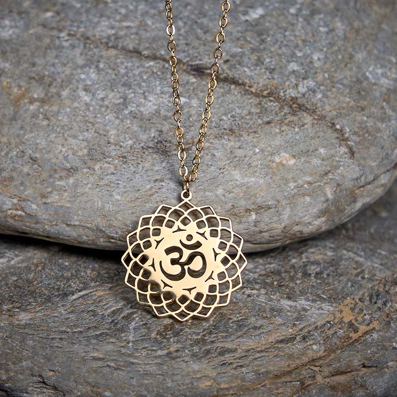 Collar con colgante de acero inoxidable con símbolo Om y diseño de loto hueco de Buddha Stones - Oro - image 0