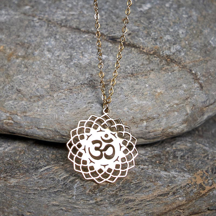 Collar con colgante de acero inoxidable con símbolo Om y diseño de loto hueco de Buddha Stones - image 1