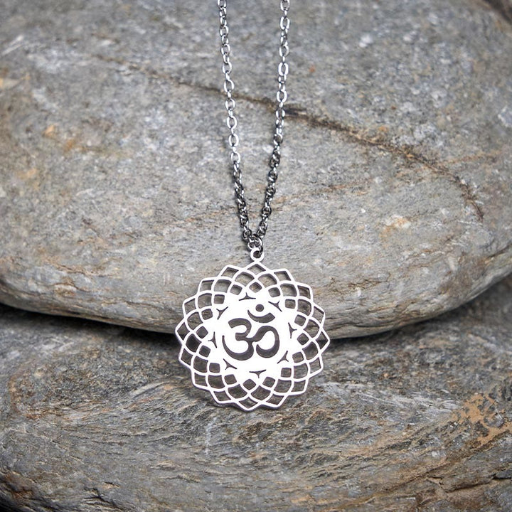 Collar con colgante de acero inoxidable con símbolo Om y diseño de loto hueco de Buddha Stones - Plata - image 9