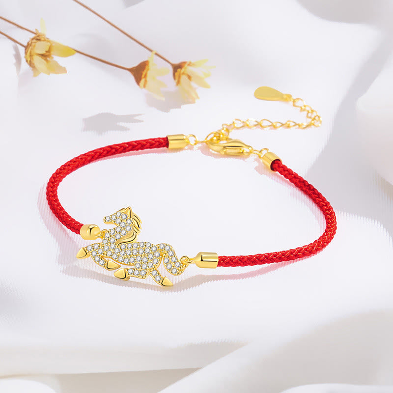 Pulsera de hilo rojo con Buddha Stones , plata de ley 925 bañada en oro de 18 quilates y el Año del Caballo. - Caballo (circunferencia de muñeca 14-18 cm) - image 0