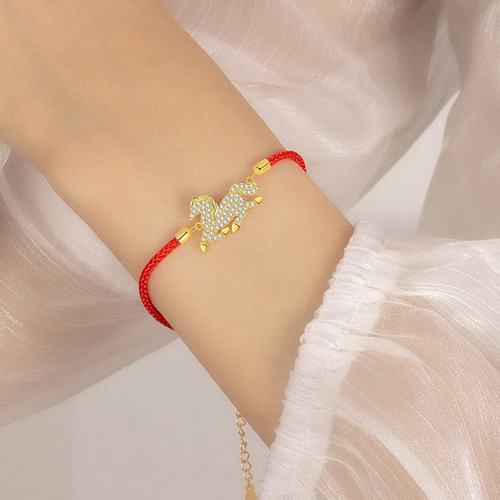 Pulsera de hilo rojo con Buddha Stones , plata de ley 925 bañada en oro de 18 quilates y el Año del Caballo. - image 3
