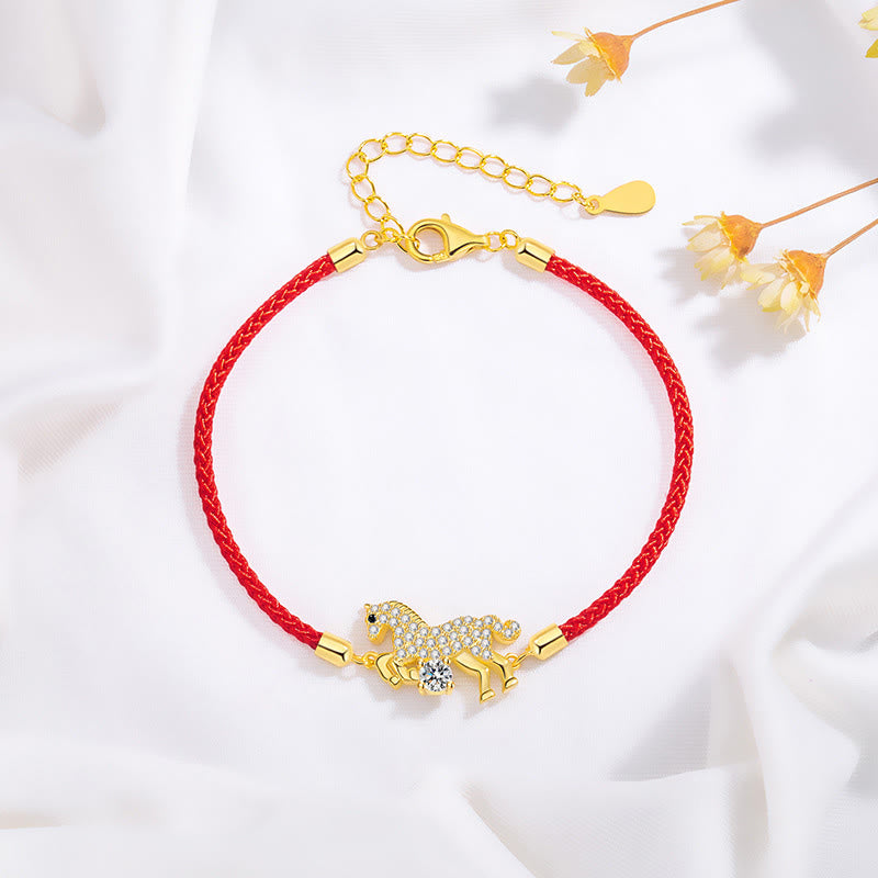 Pulsera ajustable de plata de ley 925 con Buddha Stones y caballo dorado con hilo rojo. - Caballo (circunferencia de muñeca 14-18 cm) - image 0