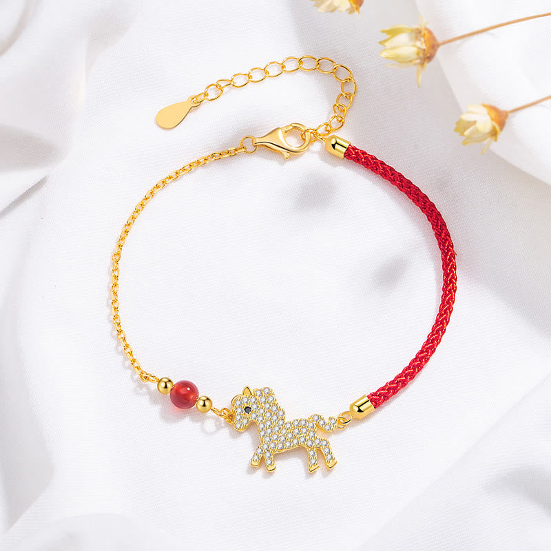 Pulsera trenzada con hilo rojo y dije de caballo bañada en oro de 18 quilates y piedras de Buddha Stones - Caballo (circunferencia de muñeca 14-18 cm) - image 0
