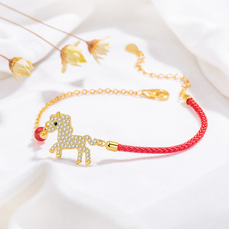 Pulsera trenzada con hilo rojo y dije de caballo bañada en oro de 18 quilates y piedras de Buddha Stones - image 1