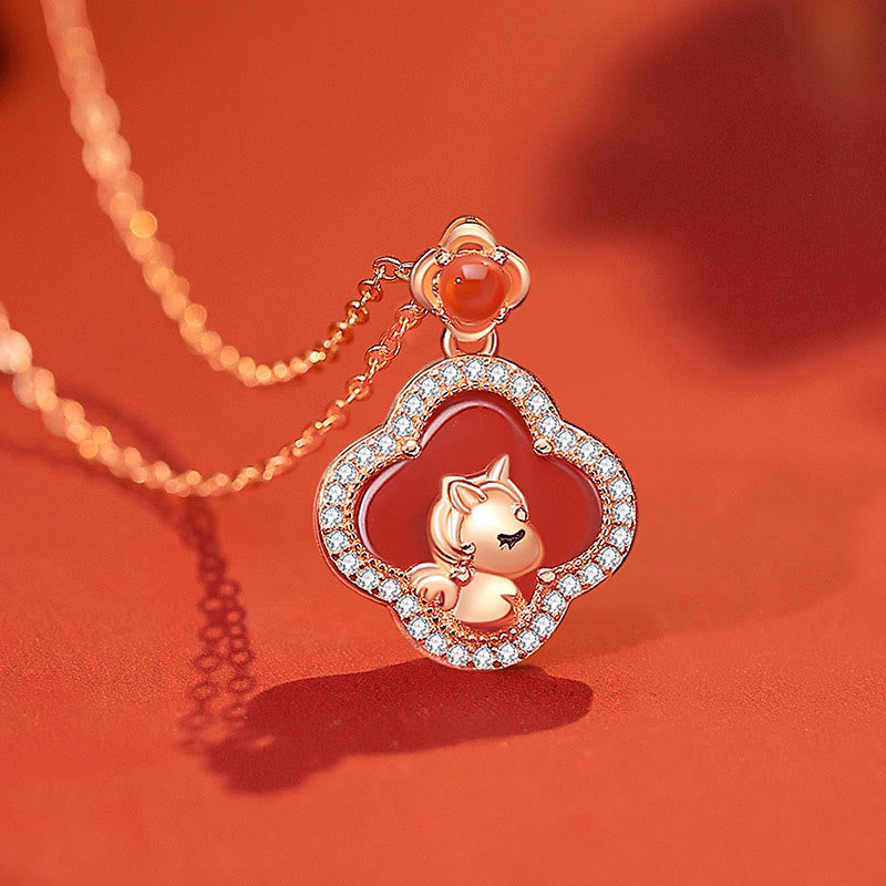 Colgante de plata de ley 925 con diseño de caballo y trébol de cuatro hojas, ágata roja y piedras de Buddha Stones. - image 1