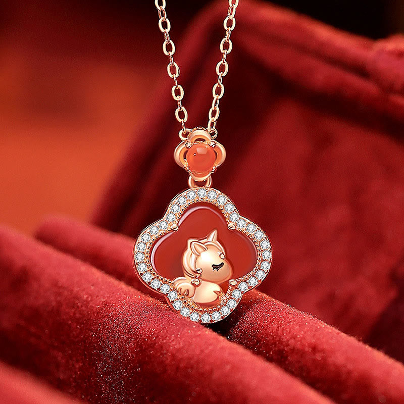 Colgante de plata de ley 925 con diseño de caballo y trébol de cuatro hojas, ágata roja y piedras de Buddha Stones. - Ágata Roja (Pensamiento lógico ♥ Autoaceptación) - image 0