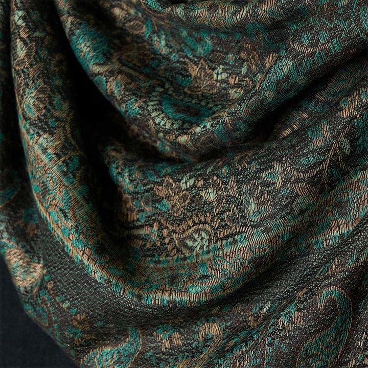 Bufanda tipo chal acogedora con borla, estampado geométrico de rayas y flores de anacardo en verde primavera de Buddha Stones - image 4