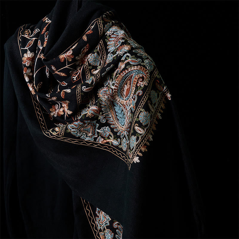 Bufanda chal acogedor con borlas y diseño de flores de anacardo en color marrón y beige de Buddha Stones para invierno - Negro - 182*71 cm - image 6