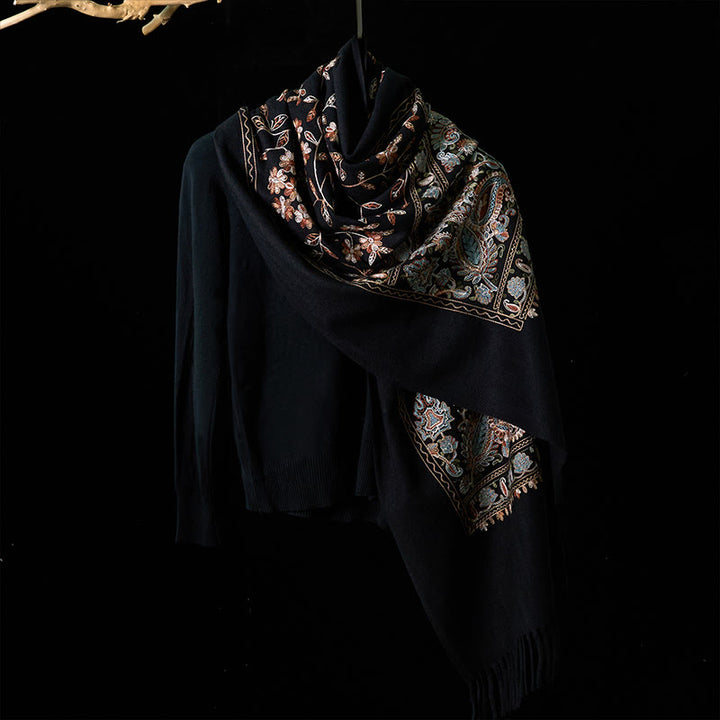 Bufanda chal acogedor con borlas y diseño de flores de anacardo en color marrón y beige de Buddha Stones para invierno - image 7