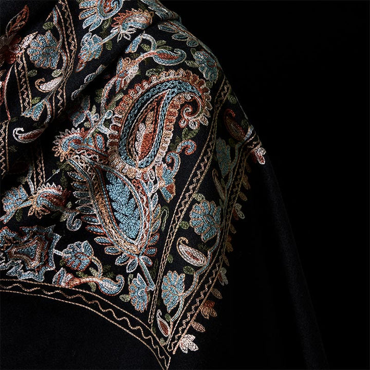 Bufanda chal acogedor con borlas y diseño de flores de anacardo en color marrón y beige de Buddha Stones para invierno - image 10