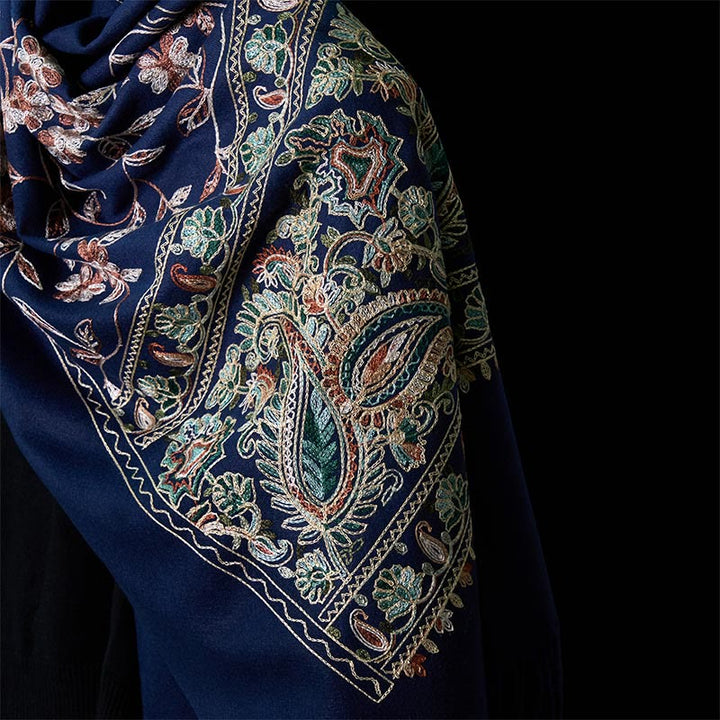 Bufanda chal acogedor con borlas y diseño de flores de anacardo en color marrón y beige de Buddha Stones para invierno - image 4