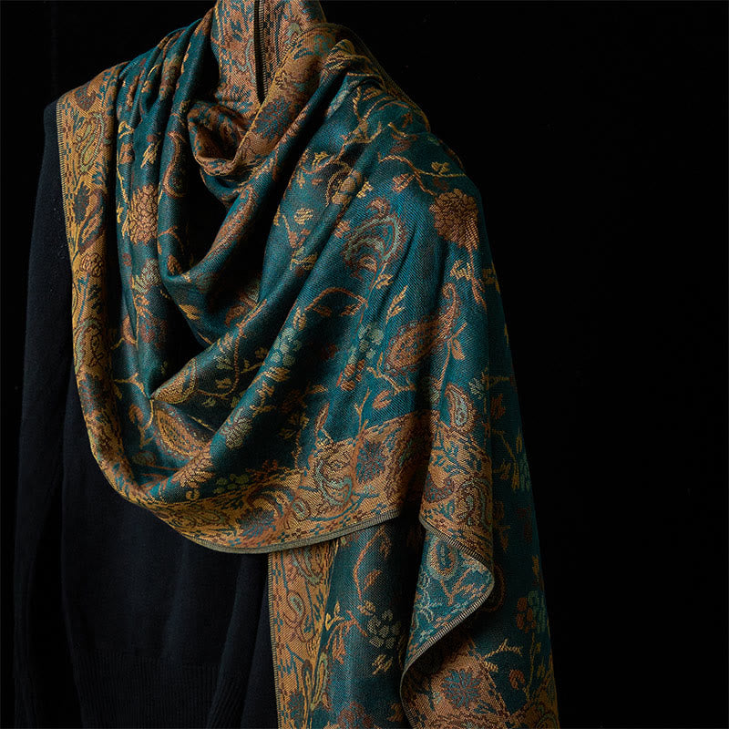 Bufanda chal suave con borlas y estampado floral de hojas y flores de anacardo verde oscuro de Buddha Stones - image 1