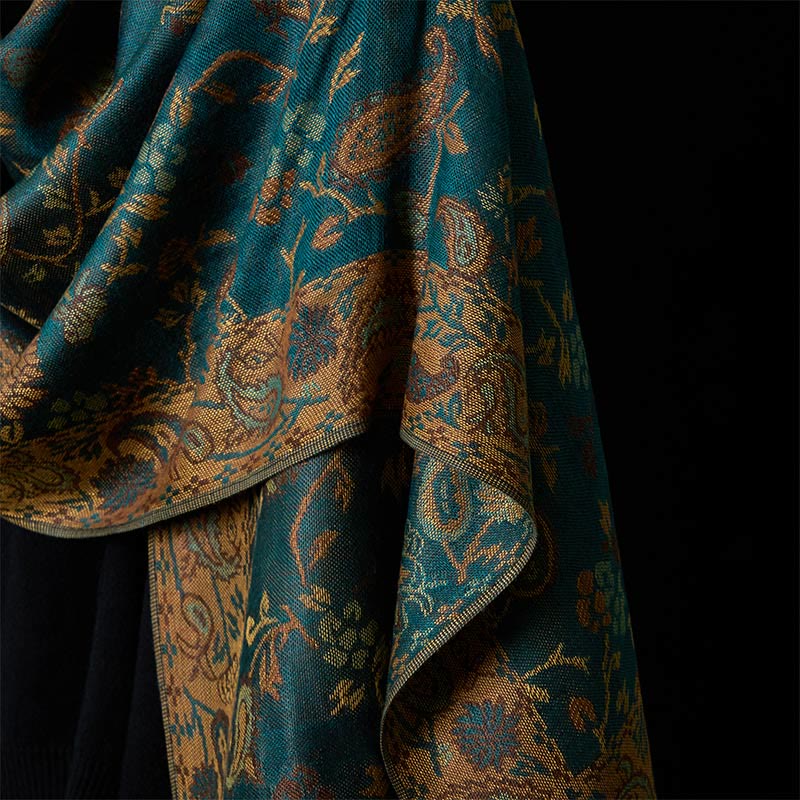 Bufanda chal suave con borlas y estampado floral de hojas y flores de anacardo verde oscuro de Buddha Stones - image 9