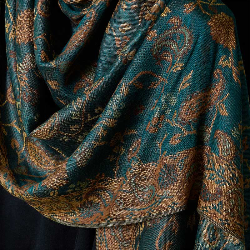 Bufanda chal suave con borlas y estampado floral de hojas y flores de anacardo verde oscuro de Buddha Stones - image 8