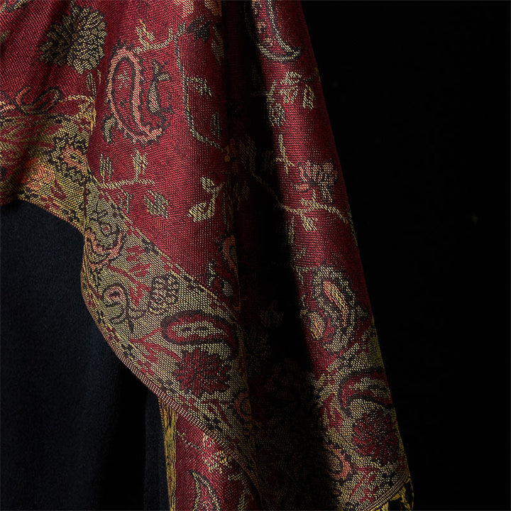 Bufanda chal suave con borlas y estampado floral de hojas y flores de anacardo rojo oscuro de Buddha Stones - image 4